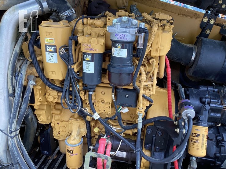 2015-caterpillar-tl1055d-image-11