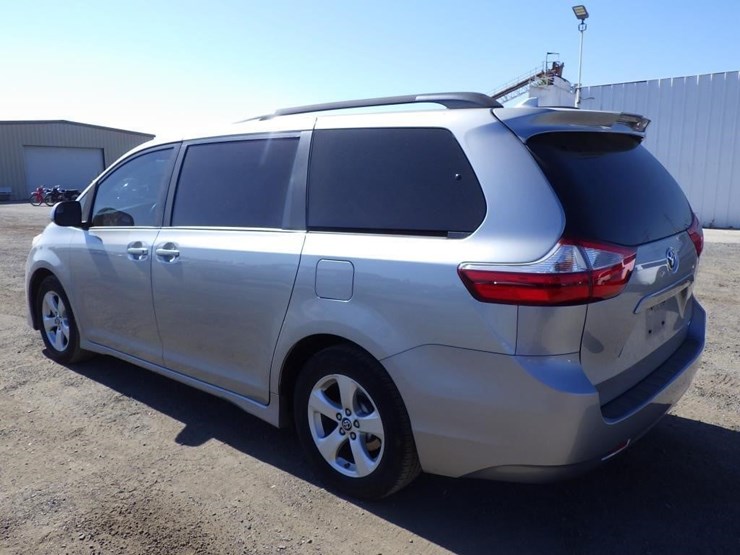 2018-toyota-sienna-image-4