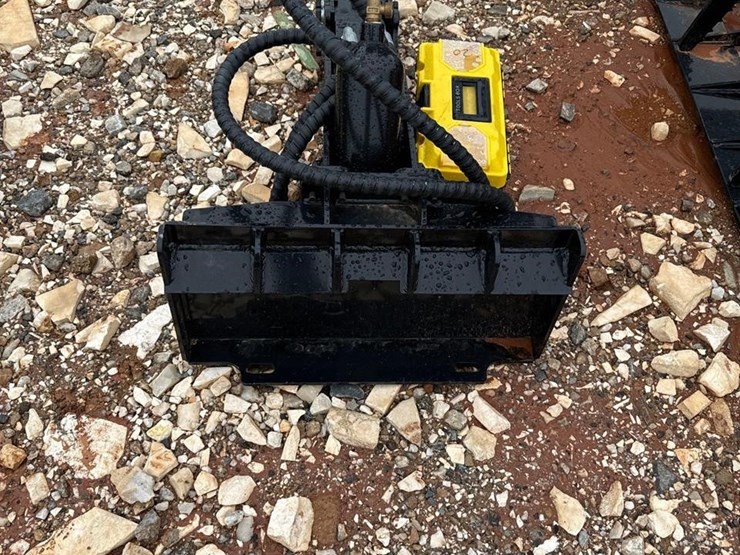 future-mini-skid-steer-hydraulic-hammer-image-2