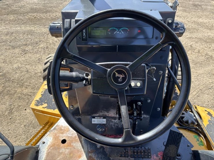 2019-deere-210l-image-31