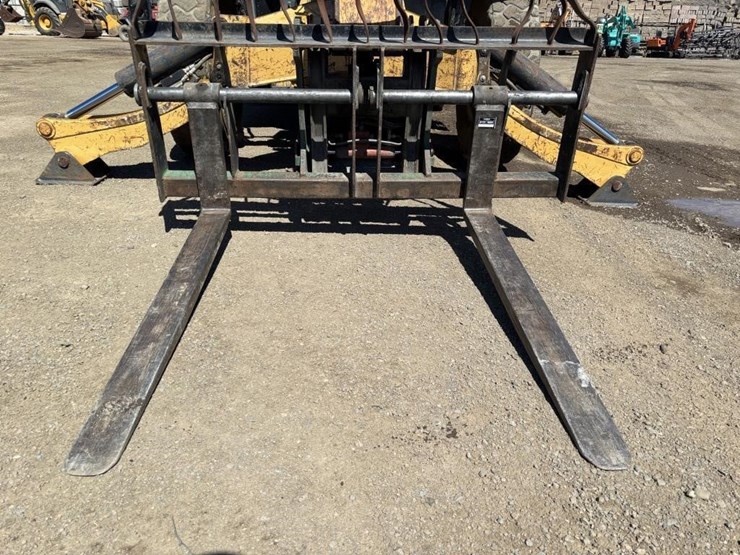2004-caterpillar-th560b-image-11