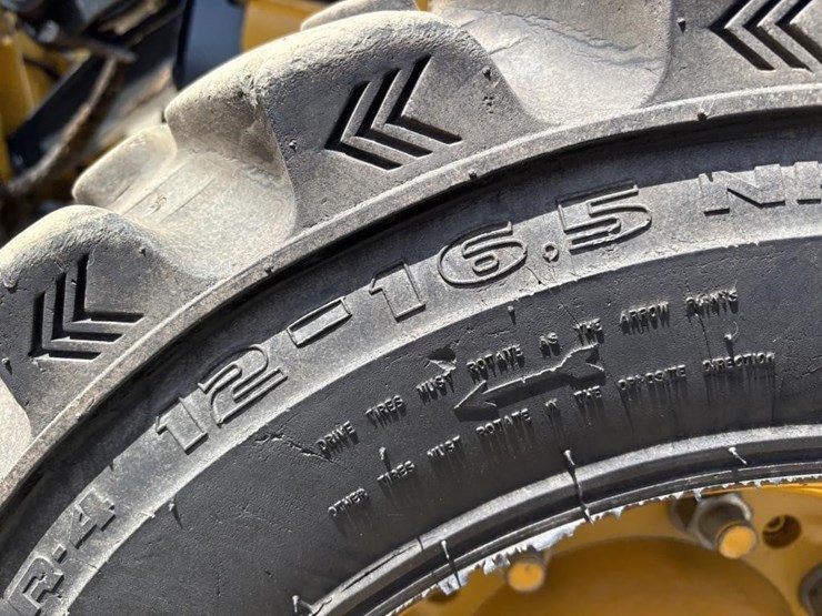 2019-deere-210l-image-25