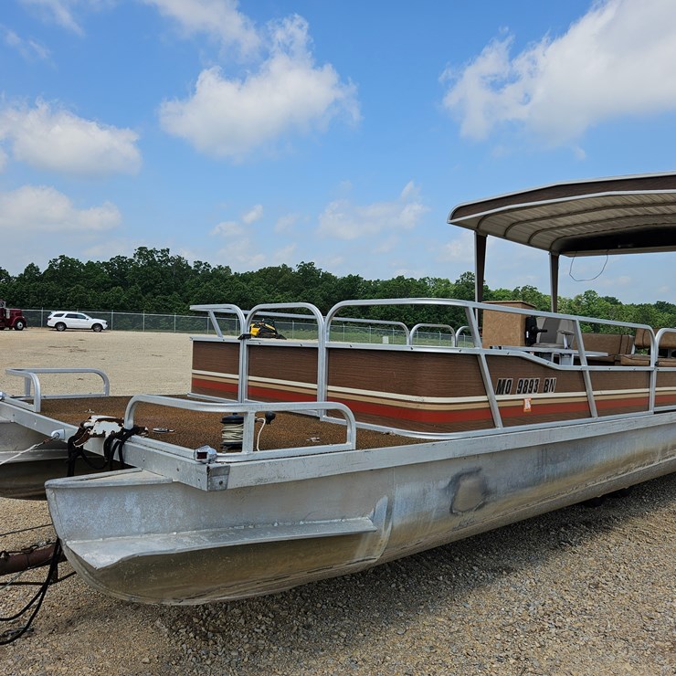 #18987 • 28FT Pontoon Boat