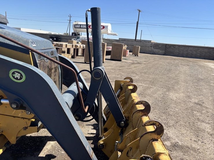 2014-deere-210k-image-15