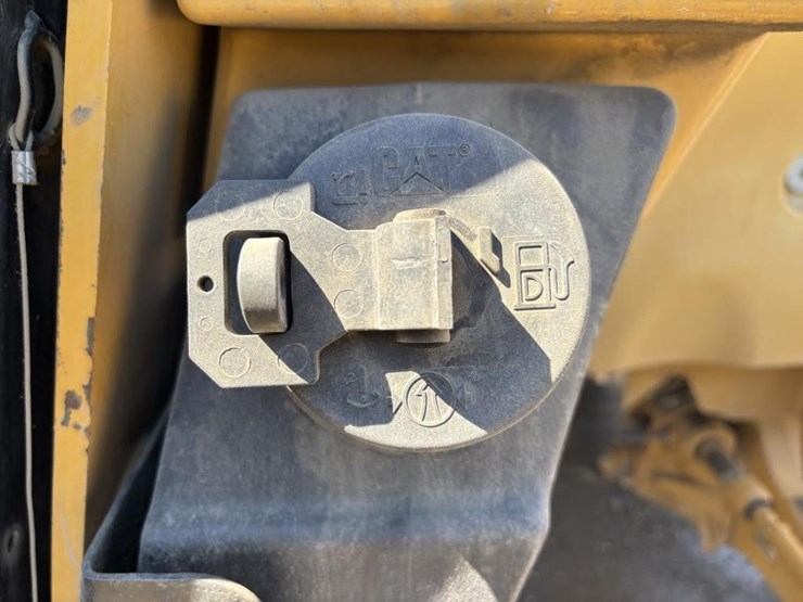 2004-caterpillar-th560b-image-45