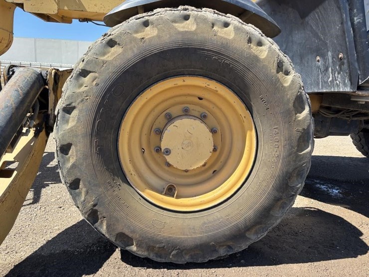2004-caterpillar-th560b-image-25