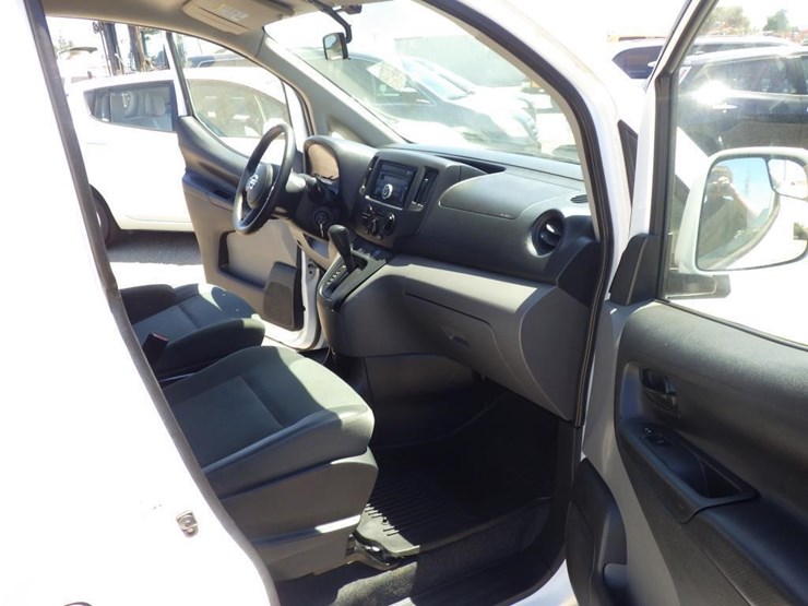 2013-nissan-nv200-image-6