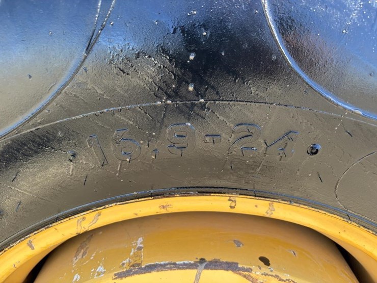2014-deere-210k-image-28
