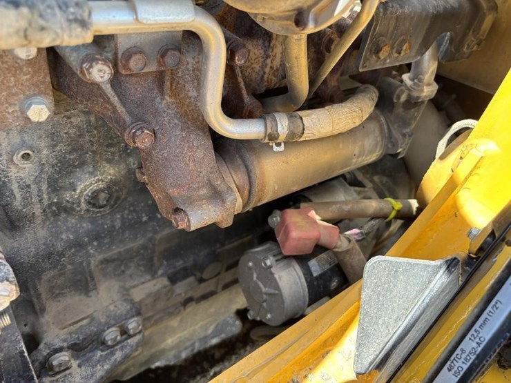 2021-deere-210l-image-47