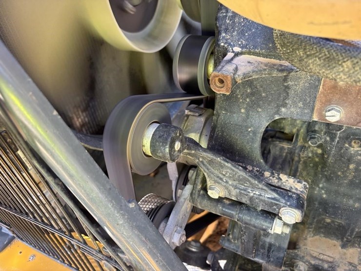 2019-deere-210l-image-45