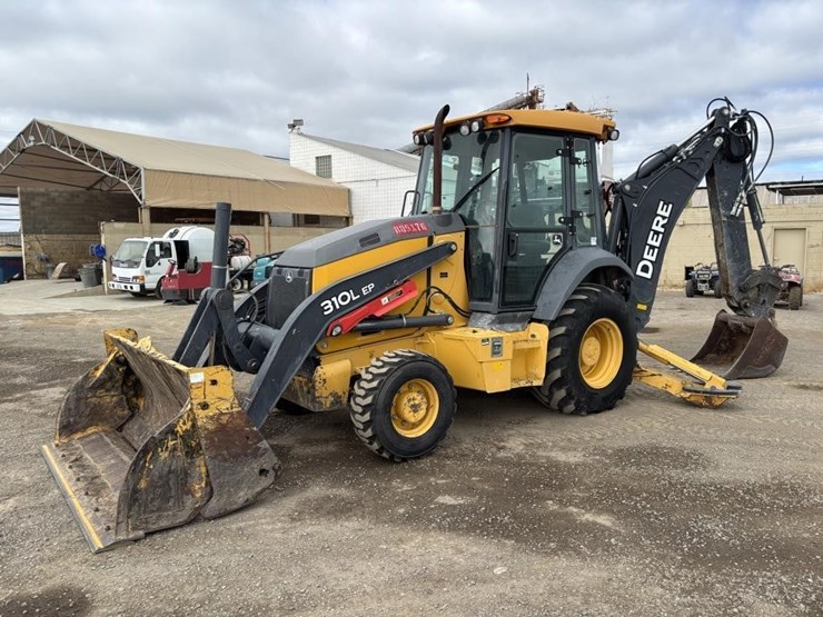 2019-deere-310l-ep-image-1