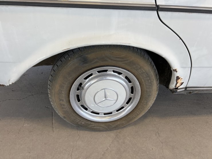 1978-mercedes-300d-sdn-image-8