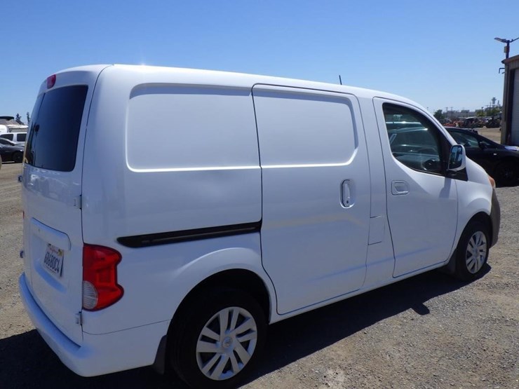 2013-nissan-nv200-image-3