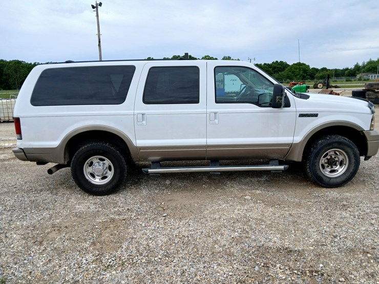 2005-ford-excursion-image-11