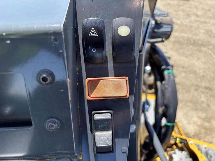 2021-deere-210l-image-33