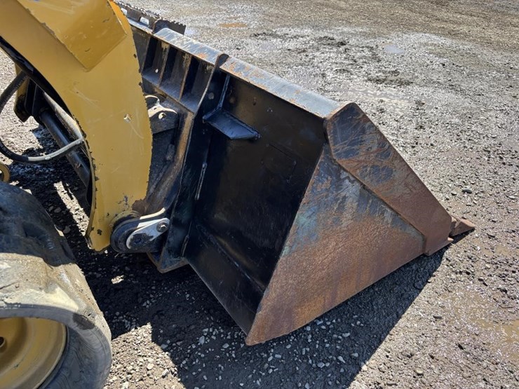 2016-caterpillar-259d-image-11