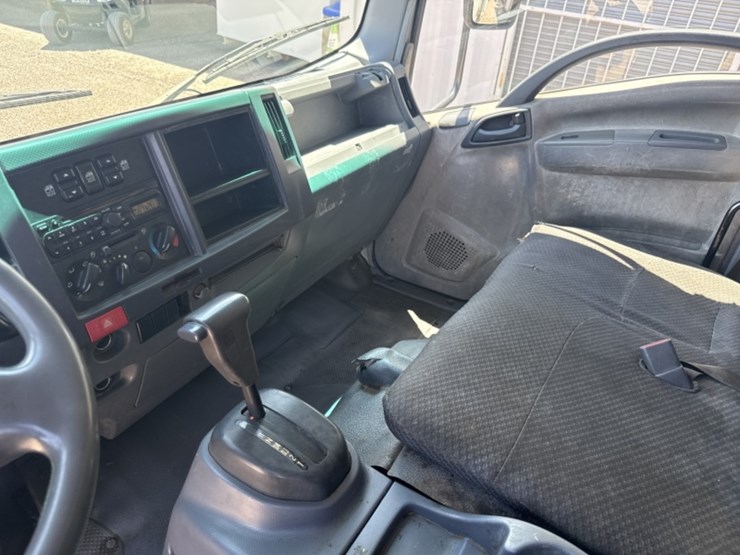 2009-isuzu-npr-image-22