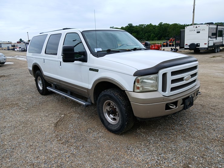 2005-ford-excursion-image-13