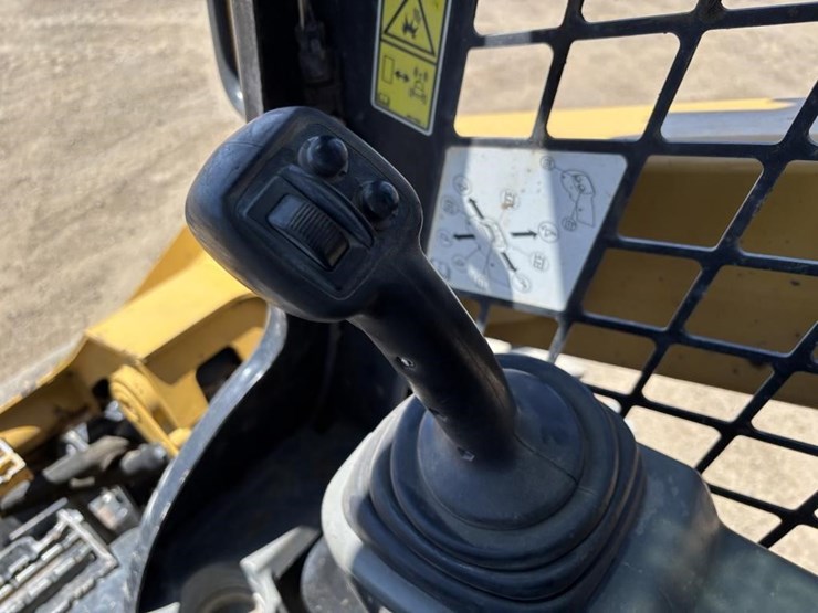 2018-caterpillar-262d-image-26