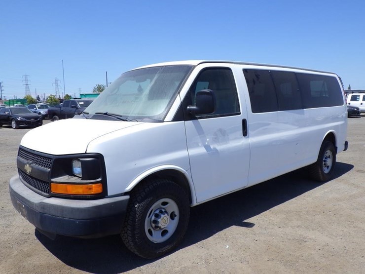 2013-chevrolet-express-3500-image-2