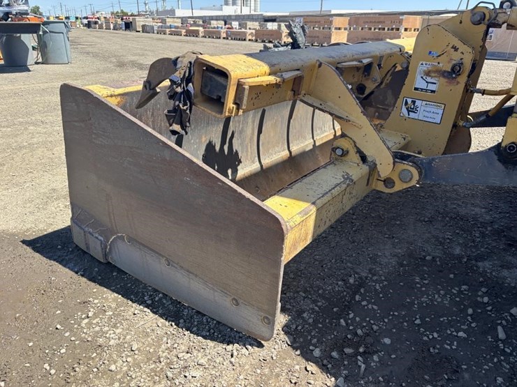 2014-deere-210k-image-16