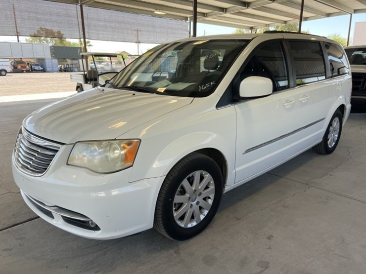 2014-chrysler-town-&-country-image-4