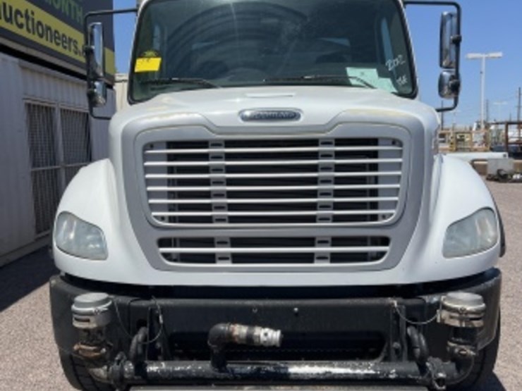 2012-freightliner-m2-image-4
