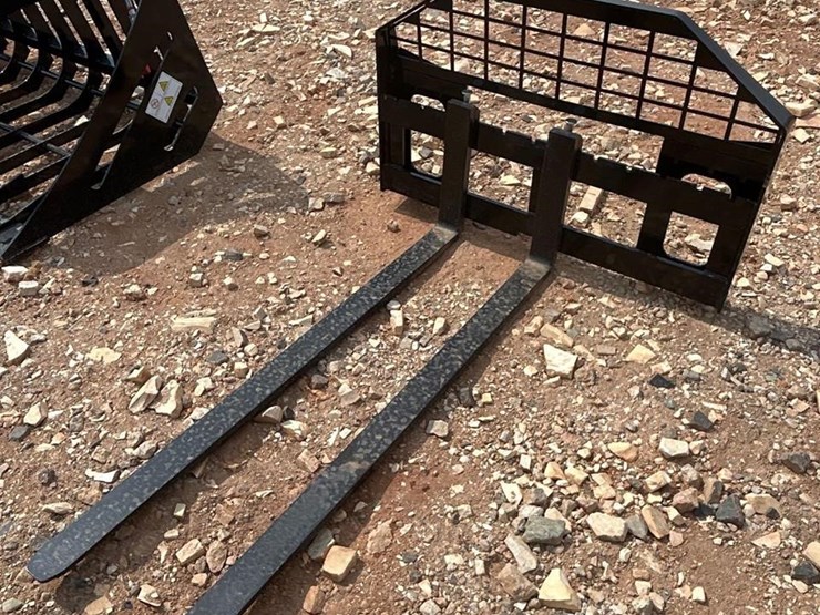 future-skid-steer-fork-attachment-image-1