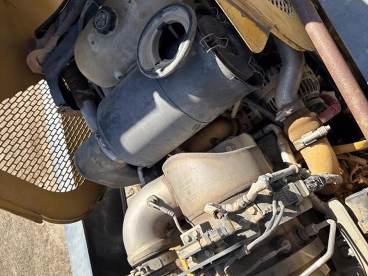 2014-deere-210k-image-42