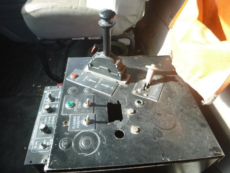 2001-freightliner-fl70-image-10
