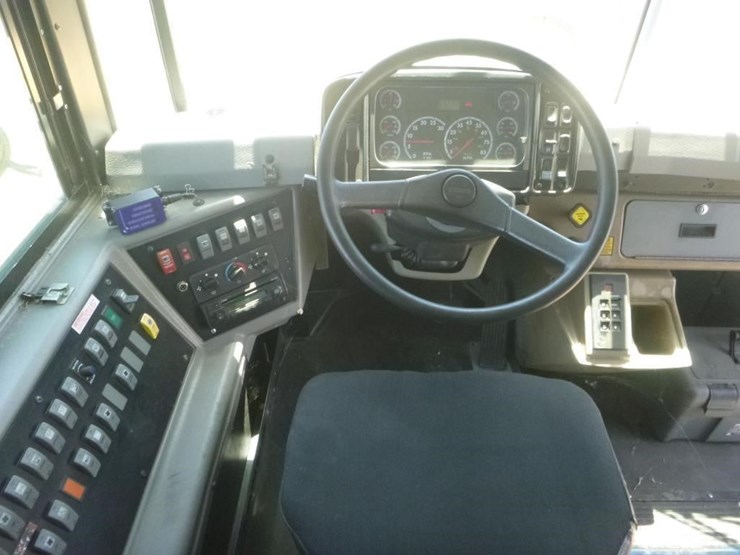 2006-freightliner-fs65-image-11
