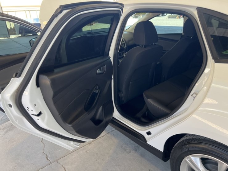 2014-ford-focus-se-sdn-image-23