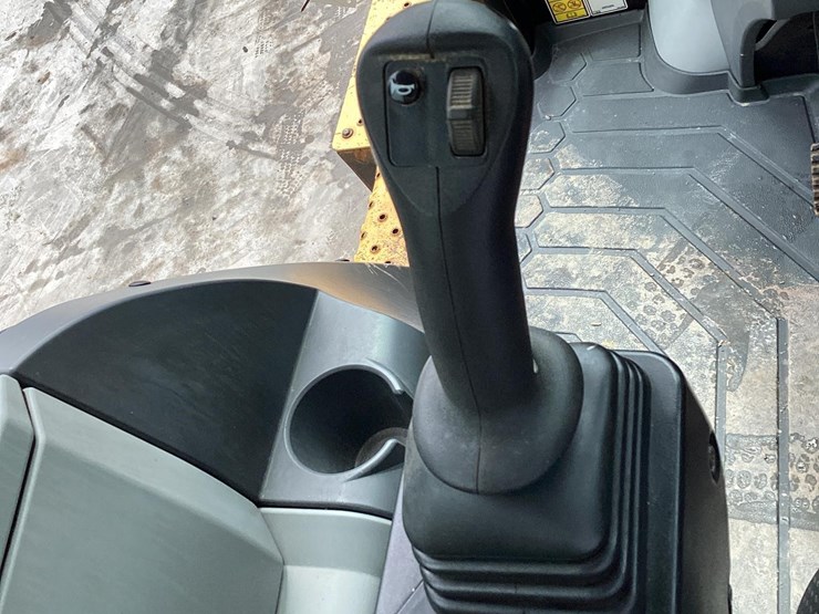 2019-caterpillar-440-image-17