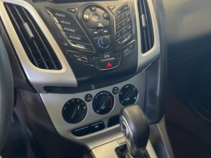 2014-ford-focus-se-sdn-image-17