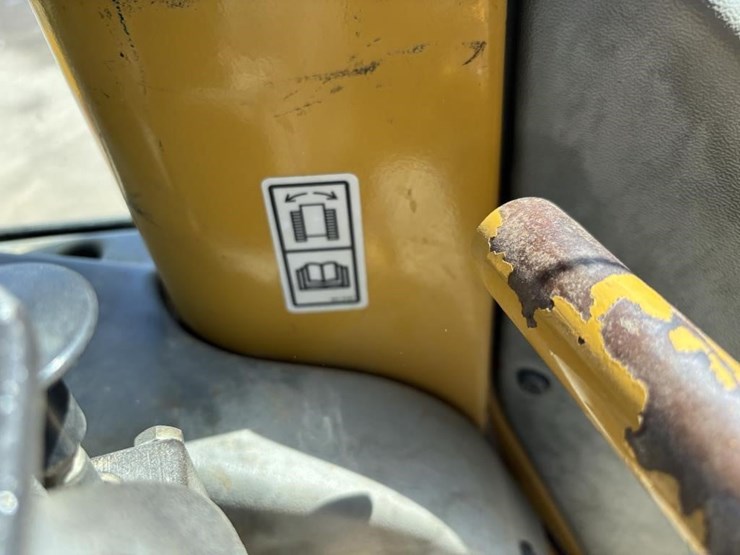 2006-caterpillar-d6n-image-29