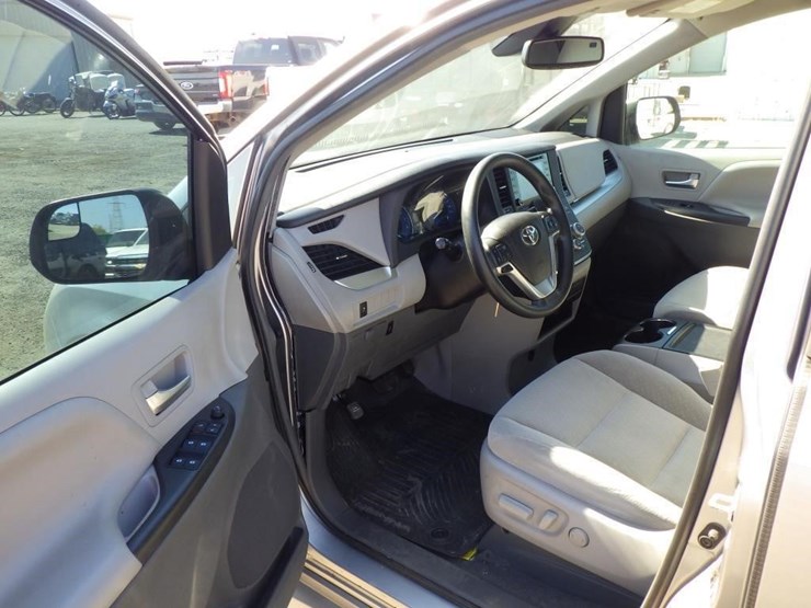 2018-toyota-sienna-image-5