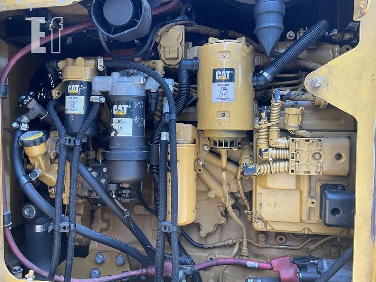 2015-caterpillar-573c-image-10