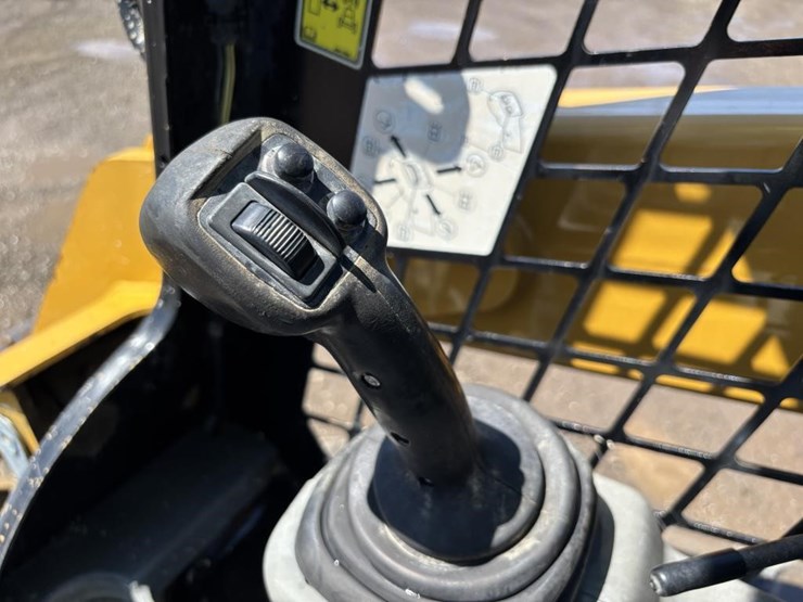 2016-caterpillar-259d-image-24
