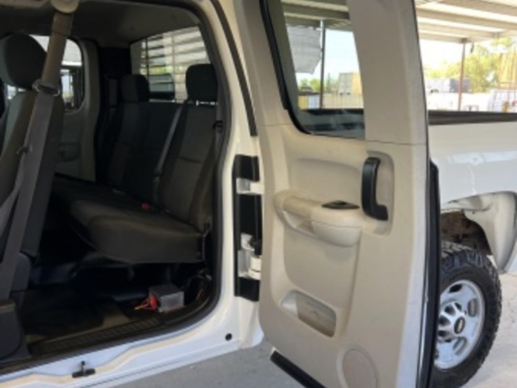 2013-chevrolet-silverado-2500hd-image-26
