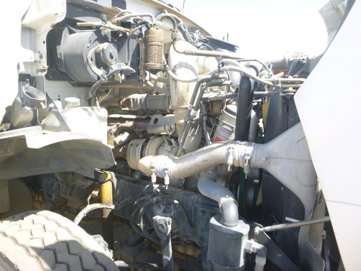 2009-sterling-lt9500-image-19