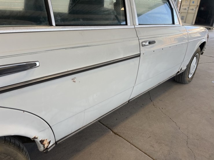 1978-mercedes-300d-sdn-image-10