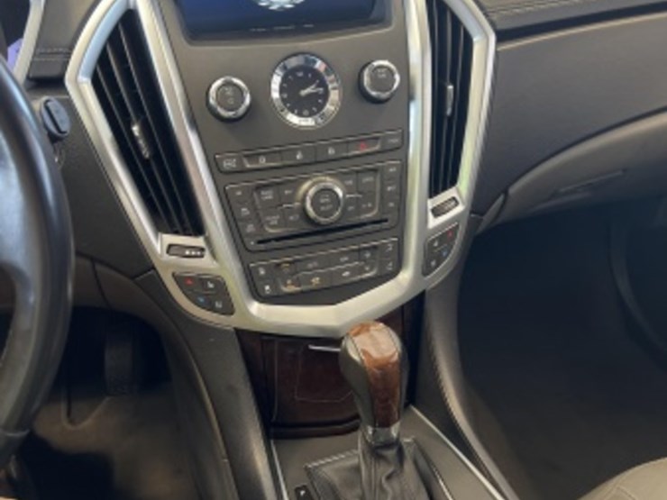 2010-cadillac-srx-image-17
