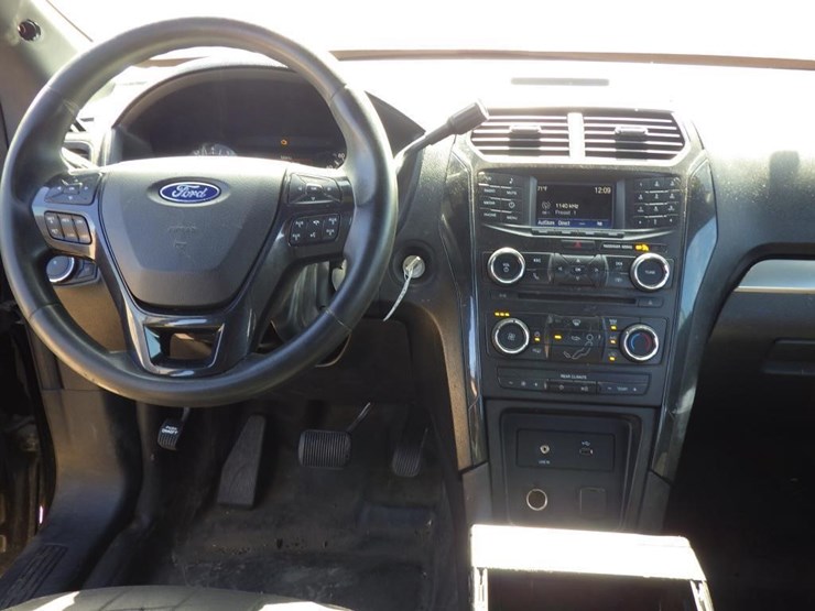 2017-ford-explorer-image-10