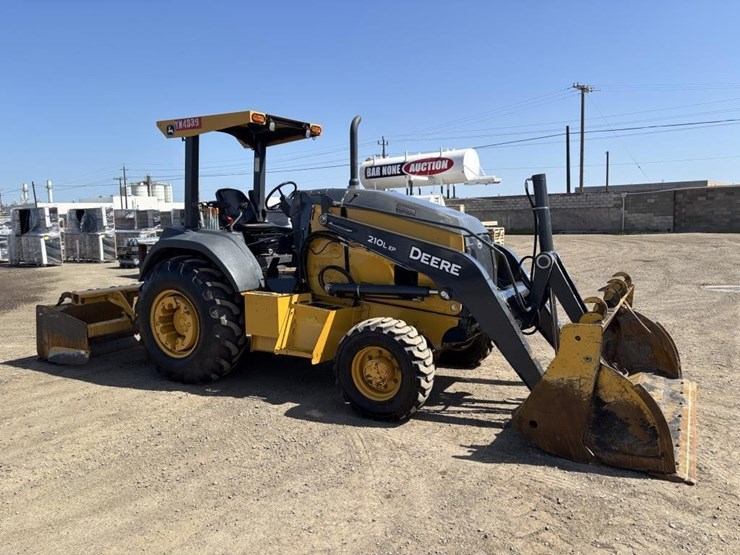2019-deere-210l-image-2