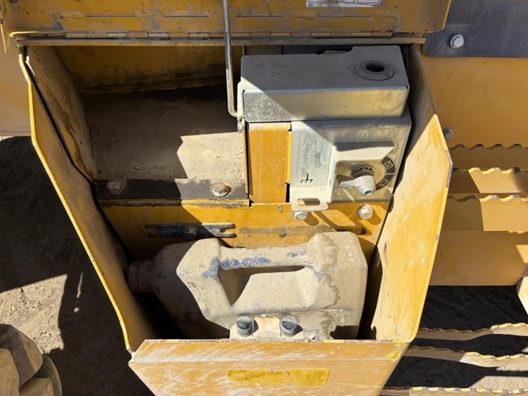 2020-deere-410l-image-33