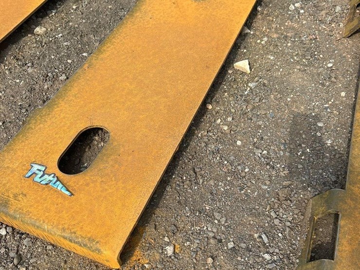 future-skid-steer-universal-plate-image-2