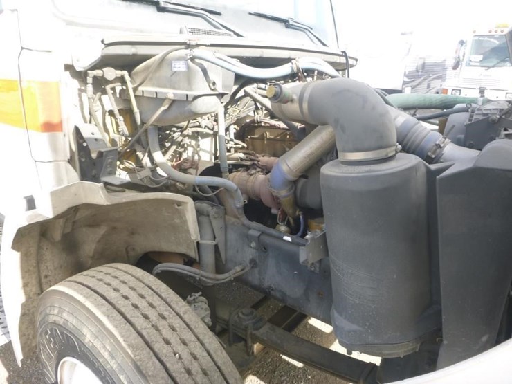 2001-freightliner-fl70-image-17