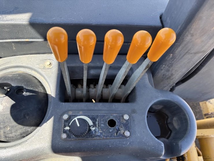 2014-deere-210k-image-39