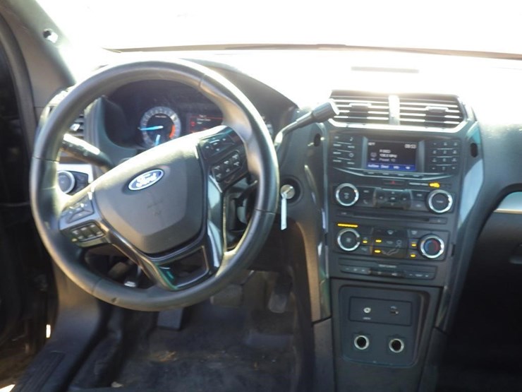 2017-ford-explorer-image-10