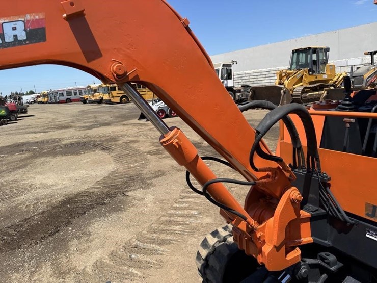 takeuchi-tb2507-hydraulic-excavator-image-15